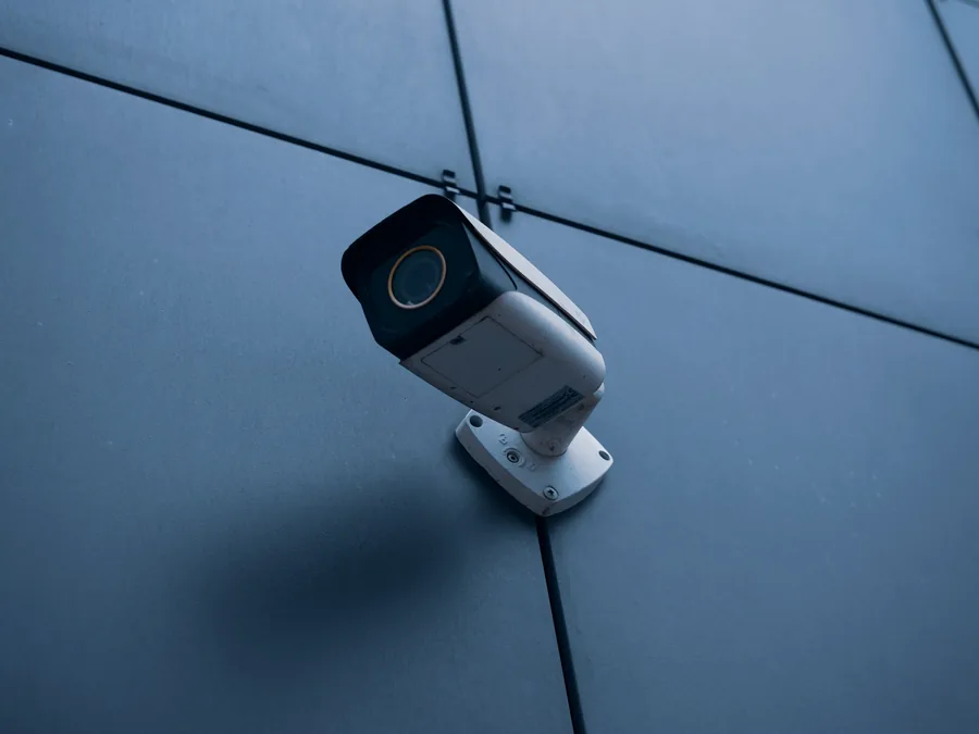 Câmara de videovigilância instalada numa fachada