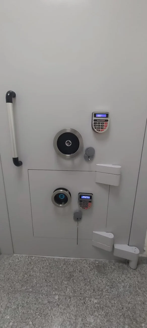 Porta de casa forte com fechaduras de combinação