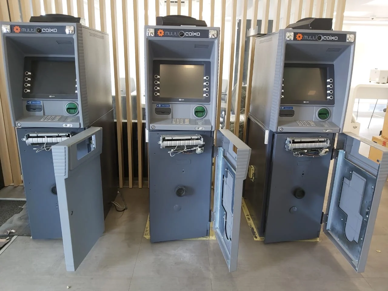 Cofres de caixas automáticas abertos para intervenção técnica